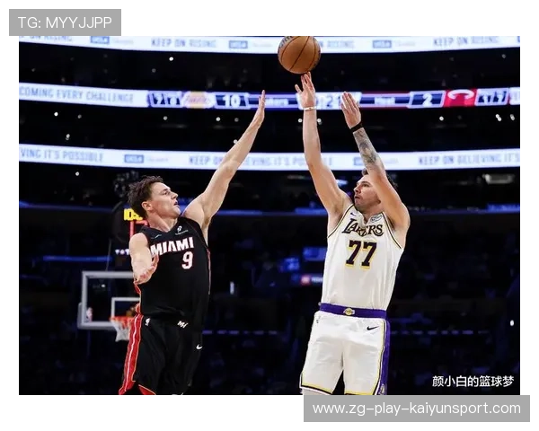 东契奇示范级后撤步三分命中，独行侠狂吹反击号角